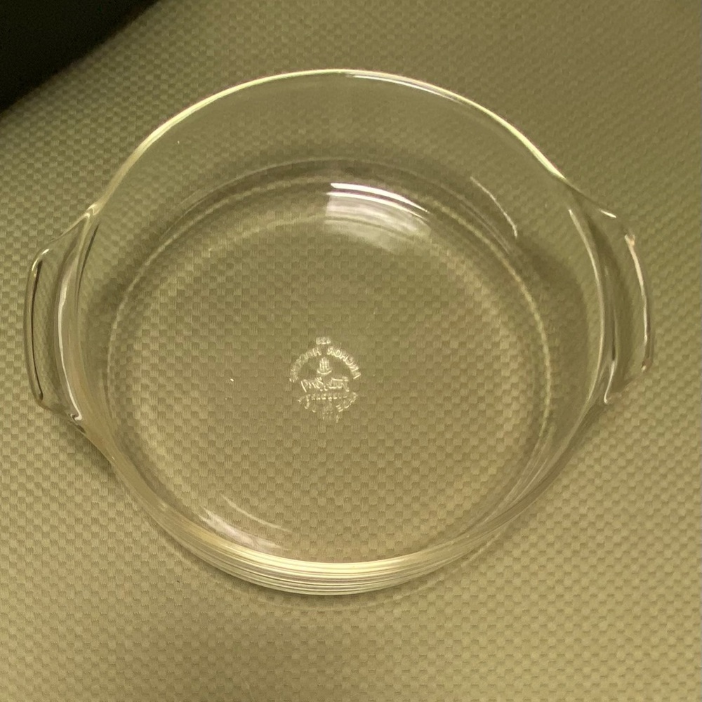 1960-1970 Vintage Anchor Hocking Fire King ovenware. 9” round pie dish.